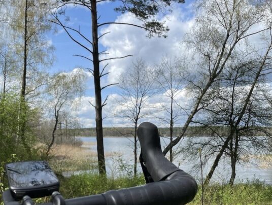 Rowerowe wycieczki po Suwalszczyźnie, zdjęcie: gravel - rower - wiadomości z SIRVIS - jezioro Serwy - Suwalszczyzna