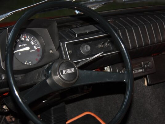 SIRVIS-owe podróże w czasie, zdjęcie: maluchem nad jeziorem Serwy - SIRVIS - Suwalszczyzna