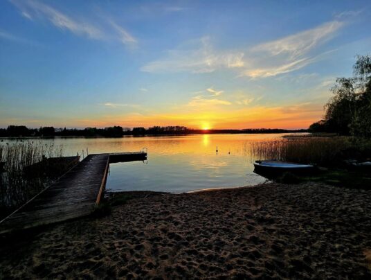 SIRVIS teren, zdjęcie: plaża i pomost - SIRVIS - jezioro Serwy - Suwalszczyzna